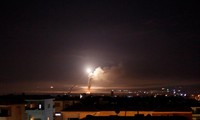 Bầu trời Damascus (Syria) loé sáng bởi tên lửa lúc sáng sớm 10/5. Ảnh: Reuters
