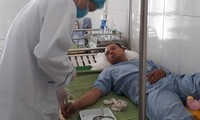 Bác sĩ đang kiểm tra sức khỏe của bệnh nhân Nguyễn Văn Dầu - đang được điều trị tại Bệnh viện đa khoa huyện Tĩnh Gia