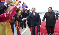 Tổng thống Moon bắt tay người dân Triều Tiên tại sân bay Bình Nhưỡng. Ảnh: Yonhap