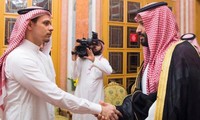 Salah Khashoggi (trái) bắt tay Thái tử Mohammed bin Salman (phải). Ảnh: SPA