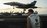 Chiến đấu cơ cất cánh từ tàu sân bay Mỹ USS Abraham Lincoln. Ảnh: Reuters