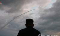 Chủ tịch Kim Jong-un theo dõi vụ phóng thử pháo phản lực phóng loạt hôm 31/7. Ảnh: Yonhap