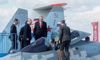 Tổng thống Nga Putin giới thiệu với Tổng thống Thổ Nhĩ Kỳ chiếc Su-57. Ảnh: Tass