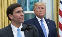 Tổng thống Mỹ Donald Trump và Bộ trưởng Quốc phòng Mark Esper. Ảnh: Bloomberg