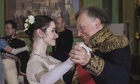 Ông Oleg Sokolov (phải) và Anastasia Yeschenko (trái).