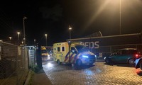 Lực lượng cứu hộ ập đến cảng Vlaardingen. Ảnh: Mirror