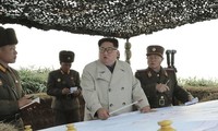 Ông Kim Jong-un đi kiểm tra đơn vị trên đảo Changrin. Ảnh: KCNA