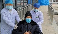 Cụ ông 91 tuổi vui mừng xuất viện sau khi &apos;thắng&apos; virus corona