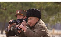 Quan chức Triều Tiên đeo khẩu trang cùng ông Kim giám sát tập trận