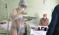 Nga: Xôn xao cảnh nữ y tá mặc đồ lót dưới áo bảo hộ cho đỡ nóng