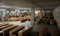Bên trong một nhà tang lễ ở Barcelona. Ảnh: Reuters