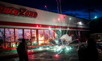 Người biểu tình châm pháo gần đồn cảnh sát số 3 ở Minneapolis. Ảnh: Getty
