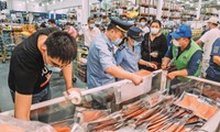 Một quầy bán hải sản ở Bắc Kinh được kiểm tra hôm thứ Bảy. Ảnh: Global Times