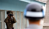 Binh sĩ Hàn Quốc và Triều Tiên ở khu phu quân sự (DMZ). Ảnh: Tân Hoa Xã