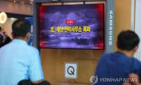 Người Hàn Quốc xem bản tin về tình hình Triều Tiên. Ảnh: Yonhap
