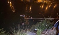Lực lượng chức năng tìm kiếm nạn nhân. 