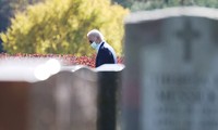 Ông Joe Biden viếng mộ vợ cũ, con trai sau khi nhận tin đắc cử Tổng thống