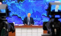 Ông Putin trong buổi họp báo chiều 17/12. Ảnh: Tass