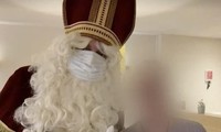 Ông già Noel chụp ảnh cùng cư dân viện dưỡng lão. Ảnh: Daily Mail