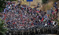 Hàng ngàn người di cư tiến vào Guatemala với hi vọng đến được Mexico để vào Mỹ. Ảnh: Reuters