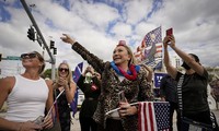 Người hâm mộ nhảy múa đón ông Trump về Florida