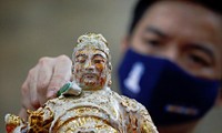 Khắp châu Á trang hoàng lung linh, người dân đeo khẩu trang đi sắm Tết