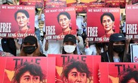 Biểu ngữ đòi thả bà Aung San Suu Kyi của người biểu tình Myanmar. Ảnh: Reuters