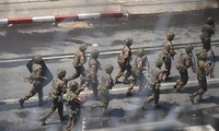 Quân đội Myanmar khống chế người biểu tình hôm 2/3. Ảnh: Reuters