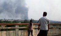Một nhà máy gần Yangon bị cháy. Ảnh: Reuters