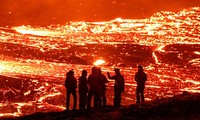 Bất chấp nguy hiểm, dân Iceland đến sát miệng núi lửa xem dung nham phun trào