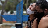 Người thân một bệnh nhân qua đời vì COVID-19 ở Brazil. Ảnh: Reuters