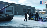 CH Séc: Cảnh sát ngỡ ngàng khi người dân giao nộp xe tăng T-34 huyền thoại