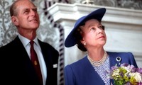 Hoàng tế Philip và Nữ hoàng Anh Elizabeth trong bức ảnh chụp năm 1990. Ảnh: Reuters