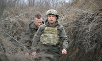 Ông Zelensky thăm khu vực biên giới hồi tuần trước. Ảnh: Reuters
