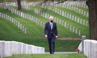 Ông Biden thăm nghĩa trang Arlington ngày 14/4. Ảnh: Reuters