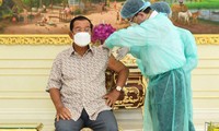 Thủ tướng Campuchia Hun Sen tiêm vắc xin sáng nay, 20/4.