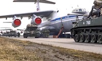 Xe chiến đấu Nga chuẩn bị cho cuộc tập trận ở Crimea. Ảnh: Bộ Quốc phòng Nga