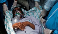 Một bệnh nhân COVID-19 được sơ tán khỏi một vụ cháy tại một bệnh viện ở Virar (ngoại ô Mumbai) ngày 23/4. Ảnh: Reuters