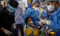 Một bệnh nhân thở oxy tại một bệnh viện ở New Delhi. Ảnh: Reuters