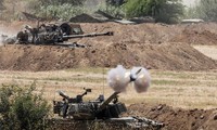 Israel nã đạn pháo về phía Dải Gaza ngày 16/5. Ảnh: Reuters