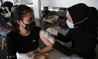Một phụ nữ Indonesia đang tiêm vắc xin. Ảnh: EFE-EPA