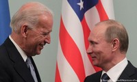 Ông Biden gặp ông Putin hồi năm 2011. Ảnh: Shutterstock