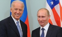 Hai ông Biden - Putin trong cuộc gặp năm 2011. Ảnh: AA