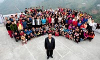 Ông Ziona Chana cùng các vợ, con, cháu. Ảnh: India Today