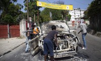 Một chiếc xe bị người biểu tình đốt phá trên đường phố Haiti. Ảnh: AP