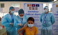 Một phụ nữ Campuchia đang được tiêm vắc xin ngừa COVID-19. Ảnh: Reuters
