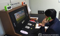 Một nhân viên Hàn Quốc thực hiện cuộc gọi thử với Triều Tiên vào ngày 1/1/2018, thông qua đường dây nóng được thiết lập tại văn phòng liên lạc liên Triều ở làng đình chiến Bàn Môn Điếm. Ảnh: Yonhap