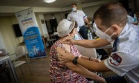 Một người cao tuổi Israel tiêm mũi vắc xin thứ ba. Ảnh: Times of Israel