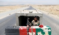Một binh sĩ thuộc quân đội chính phủ Afghanistan. Ảnh: Reuters