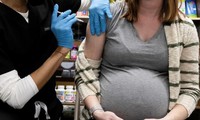 Một phụ nữ tiêm vắc xin ngừa COVID-19 ở Pennsylvania (Mỹ). Ảnh: Reuters